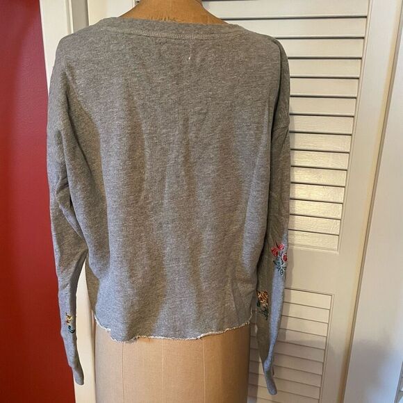 LUCKY BRAND | grey with floral embroidery cropped sweatshirt M - Picture 7 of 10